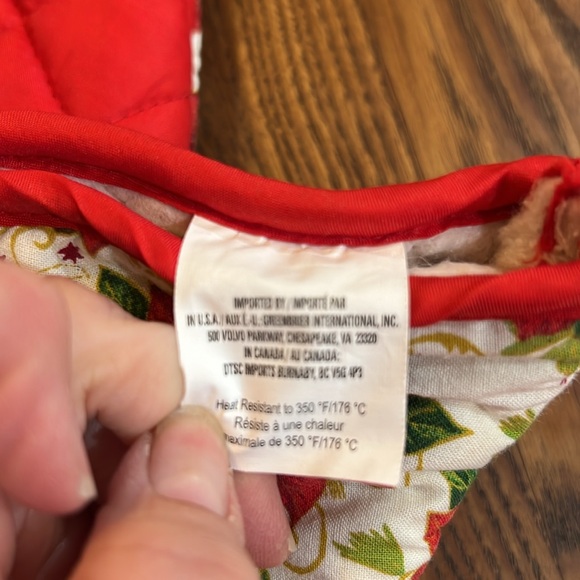 Festive Poinsettia Oven Mitt and Pot Holder six piece Set - Picture 10 of 10